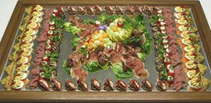 Kaltes Fingerfood auf Spiegelplatte Kaltes Fingerfood auf Spiegelplatte